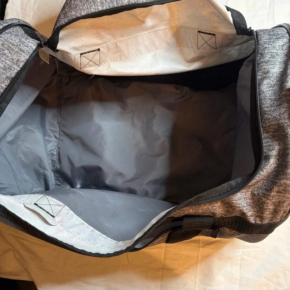 Adidas Duffle Bag/Gym Bag Grey and Black with Shoulder Strap Excellent Condition